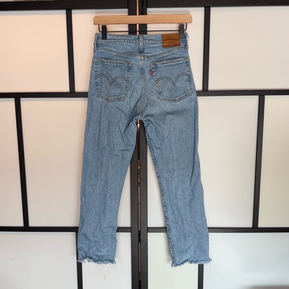 Levi’s Wedgie Fit Premium Quality Raw hem straight leg jeans. Button fly.Size 25